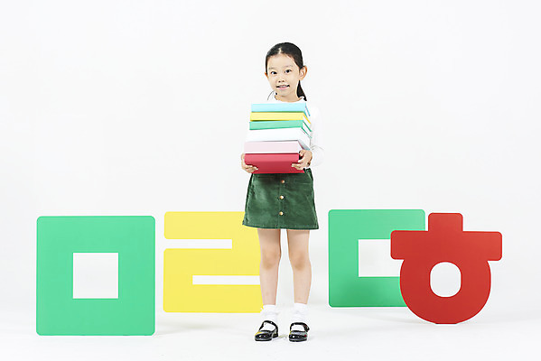 포토 JPG 스튜디오촬영 전신 여자 어린이교육 어린이 실내 한명 서기 누끼 소녀 한글 훈민정음 앞모습 책 한국인 흰배경 한글교육 국어교육 소녀한명만 국내포토 문자 1 한국전통 교육 뷰포인트 백그라운드 모션 사람 동양인 내부 흰색 여자한명만 소녀만 파일형식