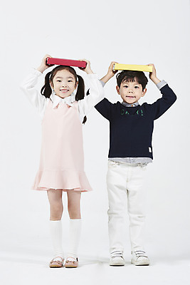 포토 JPG 스튜디오촬영 전신 여자 어린이교육 남자 어린이 실내 서기 미소 들기 누끼 소녀 소년 두명 앞모습 책 친구 한국인 흰배경 어린이만 국내포토 교육 뷰포인트 백그라운드 관계 모션 표정 사람 동양인 내부 흰색 파일형식