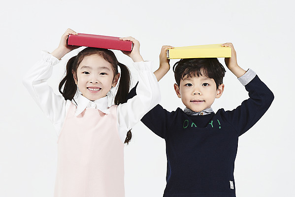 포토 JPG 스튜디오촬영 여자 어린이교육 남자 어린이 실내 서기 미소 들기 누끼 소녀 소년 상반신 두명 앞모습 책 친구 한국인 흰배경 어린이만 국내포토 교육 뷰포인트 백그라운드 관계 모션 표정 사람 동양인 내부 흰색 파일형식