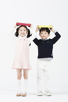 포토 JPG 스튜디오촬영 전신 여자 어린이교육 남자 어린이 실내 서기 미소 들기 누끼 소녀 소년 두명 앞모습 책 친구 한국인 흰배경 어린이만 국내포토 교육 뷰포인트 백그라운드 관계 모션 표정 사람 동양인 내부 흰색 파일형식
