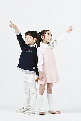 포토 JPG 스튜디오촬영 전신 여자 어린이교육 남자 어린이 실내 서기 미소 누끼 손짓 소녀 소년 두명 옆모습 친구 손들기 한국인 가리킴 흰배경 어린이만 국내포토 교육 뷰포인트 백그라운드 관계 모션 표정 사람 동양인 내부 흰색 파일형식