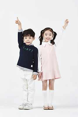 포토 JPG 스튜디오촬영 전신 여자 어린이교육 남자 어린이 실내 서기 미소 누끼 손짓 소녀 소년 두명 앞모습 친구 손들기 한국인 가리킴 흰배경 어린이만 국내포토 교육 뷰포인트 백그라운드 관계 모션 표정 사람 동양인 내부 흰색 파일형식