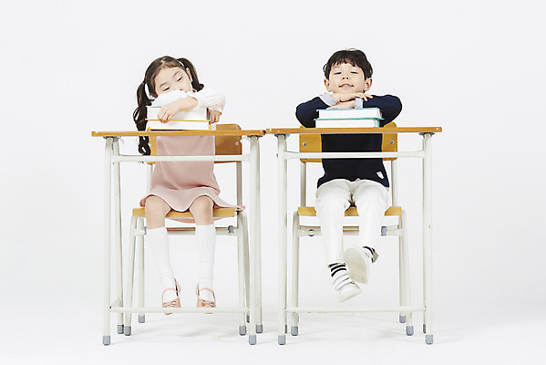 포토 JPG 스튜디오촬영 전신 여자 어린이교육 남자 어린이 엎드리기 스트레스 실내 피곤 누끼 앉기 소녀 소년 두명 앞모습 책 친구 한국인 지루함 책상 흰배경 조기교육 어린이만 국내포토 교육 감정 뷰포인트 가구 백그라운드 컨셉 관계 모션 사람 동양인 내부 흰색 파일형식
