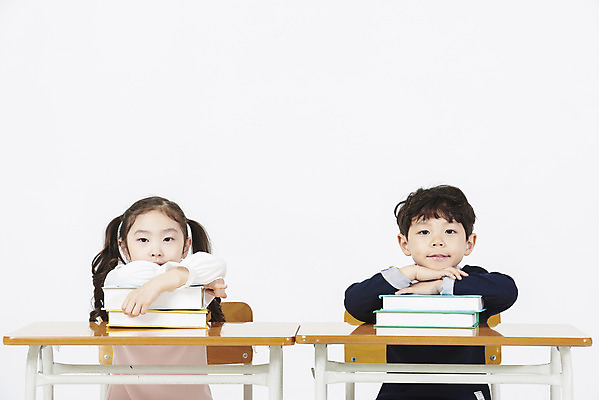 포토 JPG 스튜디오촬영 여자 어린이교육 남자 어린이 스트레스 실내 피곤 누끼 앉기 소녀 소년 상반신 두명 앞모습 책 친구 한국인 지루함 책상 흰배경 조기교육 어린이만 국내포토 교육 감정 뷰포인트 가구 백그라운드 컨셉 관계 모션 사람 동양인 내부 흰색 파일형식