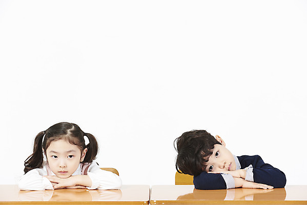 포토 JPG 스튜디오촬영 여자 어린이교육 남자 어린이 엎드리기 스트레스 실내 피곤 누끼 앉기 소녀 소년 상반신 두명 앞모습 친구 한국인 지루함 책상 흰배경 조기교육 어린이만 국내포토 교육 감정 뷰포인트 가구 백그라운드 컨셉 관계 모션 사람 동양인 내부 흰색 파일형식