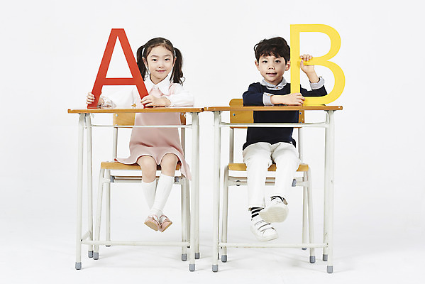 포토 JPG 스튜디오촬영 전신 알파벳 영어 여자 어린이교육 남자 어린이 실내 영어교육 미소 누끼 앉기 소녀 소년 두명 앞모습 친구 한국인 흰배경 조기교육 어린이만 국내포토 문자 교육 뷰포인트 백그라운드 관계 모션 표정 사람 동양인 내부 흰색 파일형식
