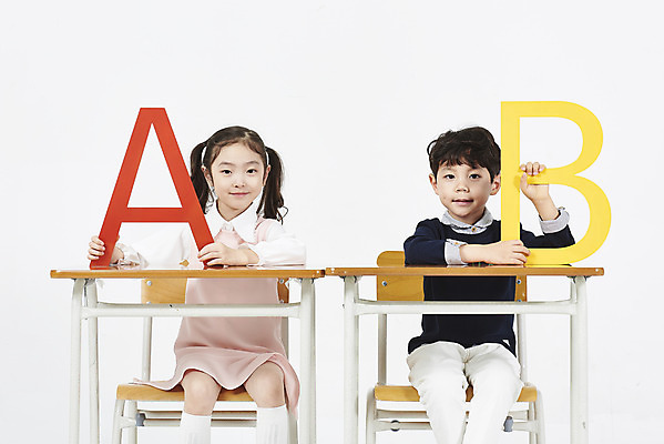 포토 JPG 스튜디오촬영 알파벳 영어 여자 어린이교육 남자 어린이 실내 영어교육 미소 누끼 앉기 소녀 소년 상반신 두명 앞모습 친구 한국인 흰배경 조기교육 어린이만 국내포토 문자 교육 뷰포인트 백그라운드 관계 모션 표정 사람 동양인 내부 흰색 파일형식