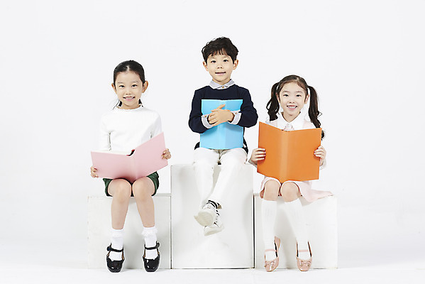 포토 JPG 스튜디오촬영 전신 여자 어린이교육 교육 남자 어린이 실내 미소 들기 누끼 앉기 소녀 소년 앞모습 책 세명 친구 독서 한국인 흰배경 독서교육 어린이만 국내포토 뷰포인트 백그라운드 관계 모션 표정 사람 동양인 내부 흰색 파일형식