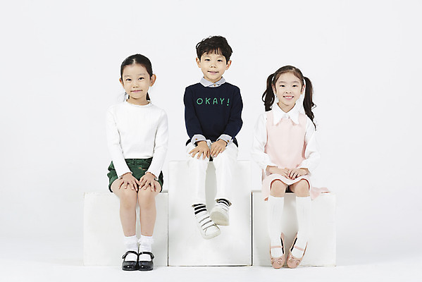 포토 JPG 스튜디오촬영 전신 여자 어린이교육 남자 어린이 실내 미소 누끼 앉기 소녀 소년 앞모습 세명 친구 한국인 흰배경 어린이만 국내포토 교육 뷰포인트 백그라운드 관계 모션 표정 사람 동양인 내부 흰색 파일형식