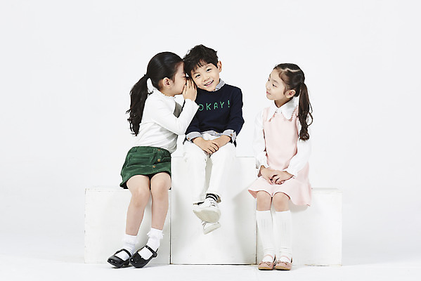 포토 JPG 스튜디오촬영 전신 여자 어린이교육 남자 어린이 실내 누끼 앉기 소녀 소년 앞모습 세명 친구 한국인 귓속말 호기심 흰배경 수다 어린이만 국내포토 교육 감정 뷰포인트 백그라운드 컨셉 관계 모션 대화 사람 동양인 내부 흰색 파일형식