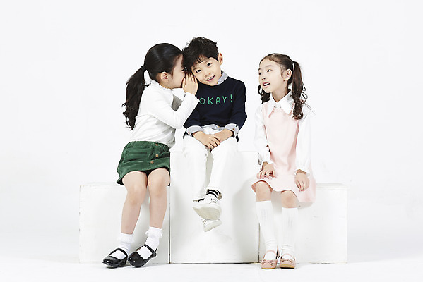 포토 JPG 스튜디오촬영 전신 여자 어린이교육 남자 어린이 실내 누끼 앉기 소녀 소년 앞모습 세명 친구 한국인 귓속말 호기심 흰배경 수다 어린이만 국내포토 교육 감정 뷰포인트 백그라운드 컨셉 관계 모션 대화 사람 동양인 내부 흰색 파일형식