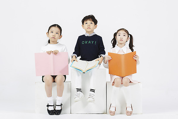 포토 JPG 스튜디오촬영 전신 여자 어린이교육 교육 남자 어린이 상상 실내 들기 누끼 앉기 소녀 소년 앞모습 책 세명 친구 독서 한국인 올려보기 흰배경 독서교육 어린이만 국내포토 뷰포인트 백그라운드 관계 모션 사람 동양인 내부 흰색 파일형식