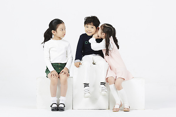 포토 JPG 스튜디오촬영 전신 여자 어린이교육 남자 어린이 실내 누끼 앉기 소녀 소년 앞모습 세명 친구 한국인 귓속말 호기심 흰배경 수다 어린이만 국내포토 교육 감정 뷰포인트 백그라운드 컨셉 관계 모션 대화 사람 동양인 내부 흰색 파일형식