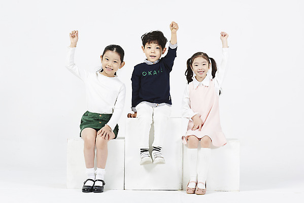포토 JPG 스튜디오촬영 전신 여자 어린이교육 남자 어린이 실내 미소 누끼 앉기 소녀 소년 앞모습 세명 친구 손들기 한국인 발표 즐거움 흰배경 어린이만 국내포토 교육 감정 뷰포인트 백그라운드 관계 모션 표정 사람 동양인 내부 흰색 파일형식