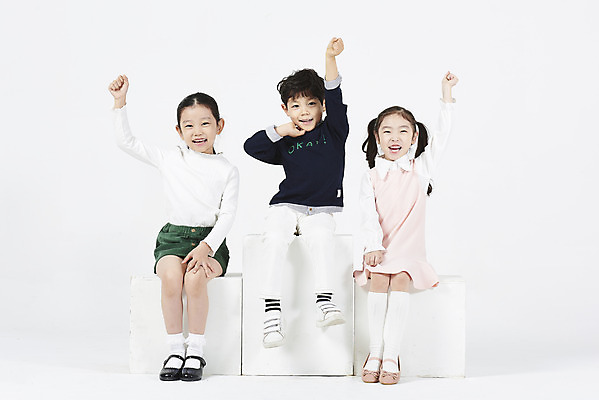 포토 JPG 스튜디오촬영 전신 여자 어린이교육 남자 어린이 실내 미소 누끼 앉기 소녀 소년 앞모습 세명 친구 손들기 한국인 발표 즐거움 흰배경 어린이만 국내포토 교육 감정 뷰포인트 백그라운드 관계 모션 표정 사람 동양인 내부 흰색 파일형식
