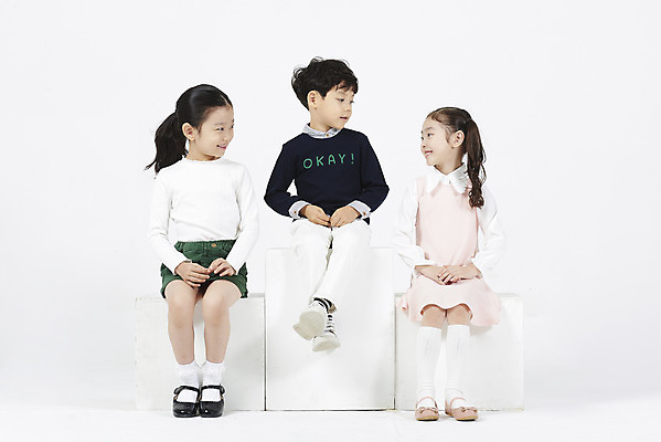 포토 JPG 스튜디오촬영 전신 여자 어린이교육 남자 어린이 실내 이야기 대화 미소 누끼 앉기 소녀 소년 앞모습 세명 친구 한국인 즐거움 흰배경 수다 어린이만 국내포토 교육 감정 뷰포인트 백그라운드 관계 모션 표정 말하기 사람 동양인 내부 흰색 파일형식