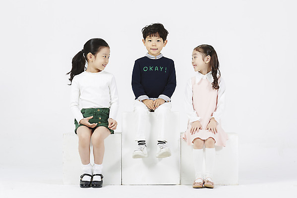 포토 JPG 스튜디오촬영 전신 여자 어린이교육 남자 어린이 실내 이야기 대화 미소 누끼 앉기 소녀 소년 앞모습 세명 친구 한국인 즐거움 흰배경 수다 어린이만 국내포토 교육 감정 뷰포인트 백그라운드 관계 모션 표정 말하기 사람 동양인 내부 흰색 파일형식