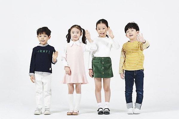 포토 JPG 스튜디오촬영 전신 여자 어린이교육 남자 어린이 실내 서기 미소 누끼 소녀 소년 여러명 앞모습 친구 한국인 즐거움 흰배경 손인사 어린이만 국내포토 교육 감정 뷰포인트 다수 백그라운드 관계 모션 표정 사람 동양인 내부 흰색 인사 파일형식