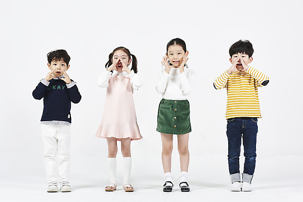 포토 JPG 스튜디오촬영 전신 여자 어린이교육 남자 어린이 실내 서기 누끼 손짓 소녀 소년 여러명 앞모습 친구 외침 한국인 즐거움 흰배경 어린이만 국내포토 교육 감정 뷰포인트 다수 백그라운드 관계 모션 사람 동양인 내부 소리 흰색 파일형식