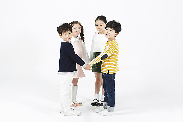 포토 JPG 스튜디오촬영 전신 여자 어린이교육 남자 어린이 응원 협력 실내 서기 미소 누끼 소녀 소년 여러명 옆모습 친구 한국인 흰배경 하이파이브 손모으기 어린이만 국내포토 교육 뷰포인트 다수 백그라운드 관계 모션 표정 사람 동양인 손짓 내부 흰색 파일형식