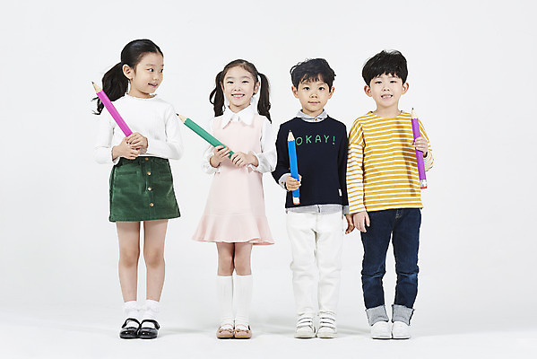 포토 JPG 스튜디오촬영 전신 여자 어린이교육 남자 어린이 실내 서기 미소 들기 누끼 소녀 소년 여러명 앞모습 친구 연필 한국인 즐거움 흰배경 어린이만 국내포토 교육 감정 뷰포인트 다수 백그라운드 관계 모션 학용품 표정 사람 동양인 내부 필기구 흰색 파일형식