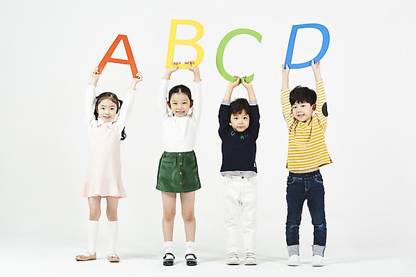 포토 JPG 스튜디오촬영 전신 알파벳 영어 여자 어린이교육 남자 어린이 실내 영어교육 서기 누끼 소녀 소년 여러명 앞모습 친구 한국인 흰배경 조기교육 어린이만 국내포토 문자 교육 뷰포인트 다수 백그라운드 관계 모션 사람 동양인 내부 흰색 파일형식