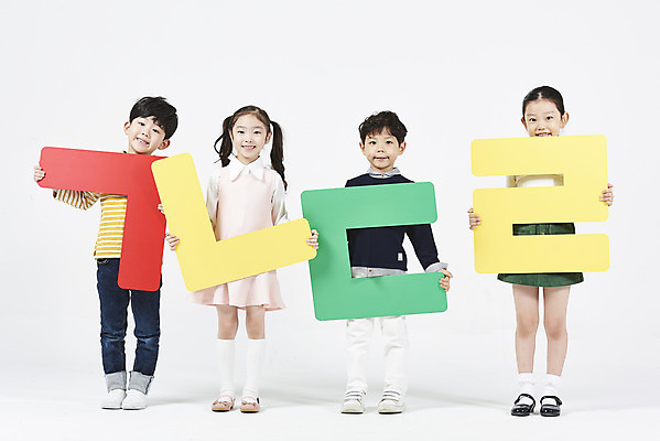 포토 JPG 스튜디오촬영 전신 여자 어린이교육 남자 어린이 실내 서기 미소 들기 누끼 소녀 소년 여러명 한글 앞모습 친구 한국인 즐거움 흰배경 한글교육 국어교육 어린이만 국내포토 문자 교육 감정 뷰포인트 다수 백그라운드 관계 모션 표정 사람 동양인 내부 흰색 파일형식