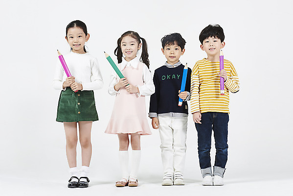 포토 JPG 스튜디오촬영 전신 여자 어린이교육 남자 어린이 실내 서기 미소 들기 누끼 소녀 소년 여러명 앞모습 친구 연필 한국인 즐거움 흰배경 어린이만 국내포토 교육 감정 뷰포인트 다수 백그라운드 관계 모션 학용품 표정 사람 동양인 내부 필기구 흰색 파일형식
