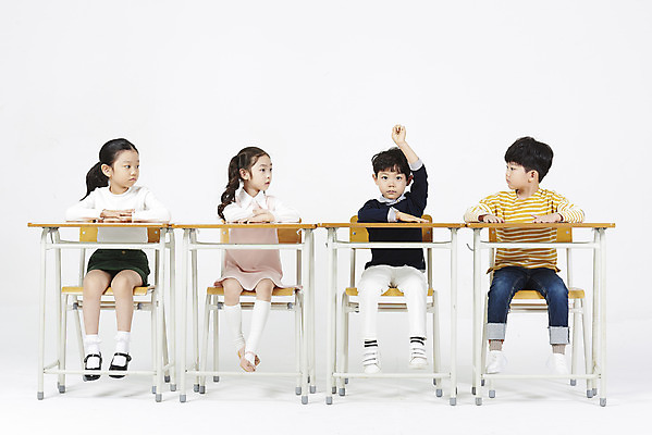 포토 JPG 스튜디오촬영 전신 여자 어린이교육 남자 어린이 교실 실내 누끼 앉기 소녀 소년 여러명 앞모습 친구 손들기 한국인 발표 질문 집중 책상 흰배경 어린이만 국내포토 교육 뷰포인트 가구 다수 백그라운드 컨셉 학교 관계 모션 사람 동양인 내부 흰색 파일형식