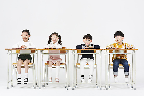 포토 JPG 스튜디오촬영 전신 여자 어린이교육 남자 어린이 교실 실내 미소 누끼 앉기 소녀 소년 여러명 앞모습 친구 한국인 집중 책상 즐거움 흰배경 어린이만 국내포토 교육 감정 뷰포인트 가구 다수 백그라운드 컨셉 학교 관계 모션 표정 사람 동양인 내부 흰색 파일형식