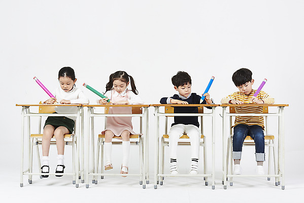 포토 JPG 스튜디오촬영 전신 여자 어린이교육 남자 어린이 교실 실내 누끼 앉기 소녀 소년 여러명 앞모습 친구 연필 한국인 집중 책상 흰배경 어린이만 국내포토 교육 뷰포인트 가구 다수 백그라운드 컨셉 학교 관계 모션 학용품 사람 동양인 내부 필기구 흰색 파일형식
