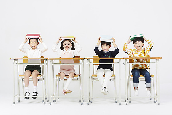 포토 JPG 스튜디오촬영 전신 여자 어린이교육 남자 어린이 교실 실내 미소 들기 누끼 앉기 소녀 소년 여러명 앞모습 책 친구 한국인 책상 즐거움 흰배경 머리위 어린이만 국내포토 교육 감정 뷰포인트 가구 다수 백그라운드 학교 관계 모션 표정 사람 동양인 내부 흰색 파일형식