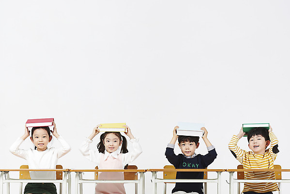 포토 JPG 스튜디오촬영 여자 어린이교육 남자 어린이 교실 실내 미소 들기 누끼 앉기 소녀 소년 여러명 상반신 앞모습 책 친구 한국인 책상 즐거움 흰배경 머리위 어린이만 국내포토 교육 감정 뷰포인트 가구 다수 백그라운드 학교 관계 모션 표정 사람 동양인 내부 흰색 파일형식
