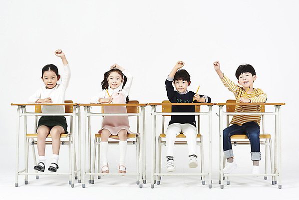 포토 JPG 스튜디오촬영 전신 여자 어린이교육 남자 어린이 교실 실내 누끼 앉기 소녀 소년 여러명 앞모습 친구 손들기 한국인 발표 질문 집중 책상 흰배경 어린이만 국내포토 교육 뷰포인트 가구 다수 백그라운드 컨셉 학교 관계 모션 사람 동양인 내부 흰색 파일형식