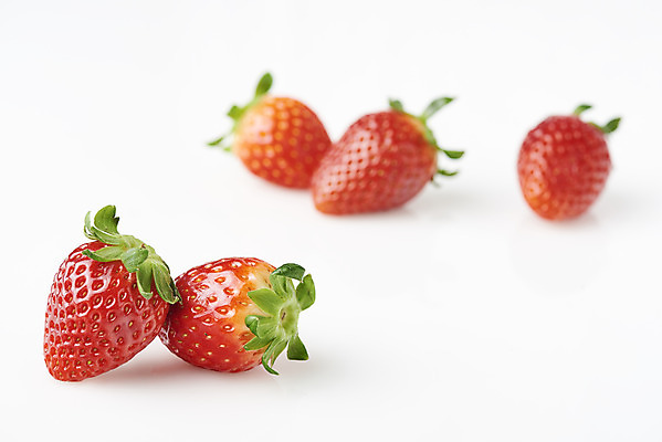 포토 JPG 스튜디오촬영 딸기 실내 누끼 사람없음 아웃포커스 여러개 신선 달콤 흰배경 유기농 제철과일 국내포토 웰빙 다수 백그라운드 과일 촬영기법 내부 흰색 맛 제철 파일형식