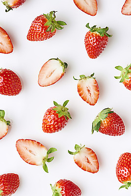 포토 JPG 스튜디오촬영 패턴 딸기 단면 실내 누끼 사람없음 하이앵글 여러개 신선 달콤 흰배경 유기농 플랫레이 제철과일 국내포토 웰빙 뷰포인트 다수 백그라운드 무늬 과일 내부 흰색 플랫 맛 제철 파일형식