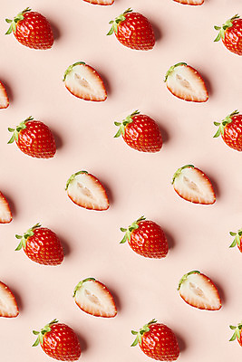 포토 JPG 스튜디오촬영 패턴 딸기 단면 실내 누끼 사람없음 하이앵글 여러개 신선 달콤 유기농 플랫레이 분홍색배경 제철과일 국내포토 웰빙 뷰포인트 분홍색 다수 백그라운드 무늬 과일 내부 플랫 맛 제철 파일형식