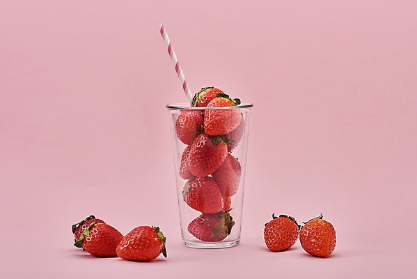 포토 JPG 스튜디오촬영 딸기 잔 실내 빨대 누끼 사람없음 컵 여러개 신선 달콤 과일주스 유기농 분홍색배경 제철과일 국내포토 식기 웰빙 분홍색 다수 백그라운드 과일 내부 주스 맛 제철 파일형식