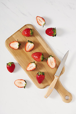 포토 JPG 스튜디오촬영 딸기 단면 실내 누끼 사람없음 하이앵글 여러개 신선 칼 달콤 흰배경 유기농 나무도마 플랫레이 제철과일 국내포토 웰빙 뷰포인트 다수 백그라운드 과일 도마 내부 목재 흰색 플랫 맛 제철 파일형식