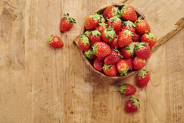 포토 JPG 스튜디오촬영 딸기 실내 누끼 사람없음 하이앵글 여러개 신선 달콤 유기농 나무도마 나무접시 플랫레이 갈색배경 나무배경 제철과일 국내포토 접시 웰빙 뷰포인트 다수 백그라운드 과일 도마 내부 목재 갈색 플랫 맛 제철 파일형식