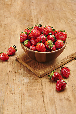 포토 JPG 스튜디오촬영 딸기 실내 누끼 사람없음 여러개 신선 달콤 유기농 나무그릇 나무도마 갈색배경 나무배경 제철과일 국내포토 그릇 웰빙 다수 백그라운드 과일 도마 내부 목재 갈색 맛 제철 파일형식