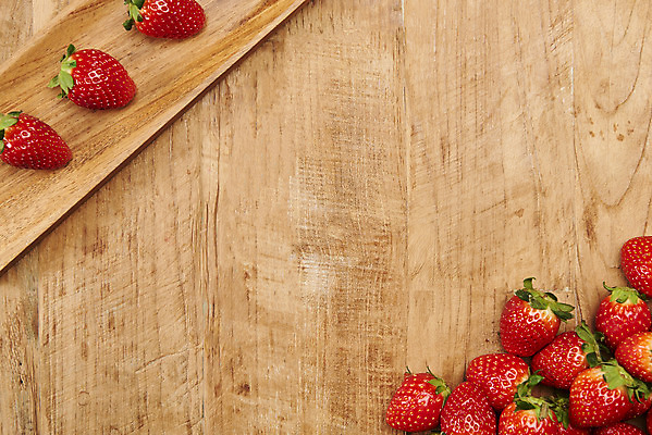 포토 JPG 스튜디오촬영 딸기 프레임 실내 누끼 사람없음 하이앵글 여러개 신선 달콤 유기농 나무도마 플랫레이 갈색배경 나무배경 제철과일 국내포토 웰빙 뷰포인트 다수 백그라운드 과일 도마 내부 목재 갈색 플랫 맛 제철 파일형식