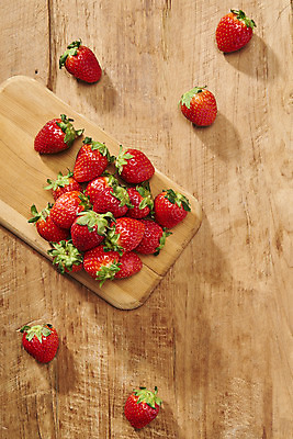 포토 JPG 스튜디오촬영 딸기 실내 누끼 사람없음 하이앵글 여러개 신선 달콤 유기농 나무도마 플랫레이 갈색배경 나무배경 제철과일 국내포토 웰빙 뷰포인트 다수 백그라운드 과일 도마 내부 목재 갈색 플랫 맛 제철 파일형식