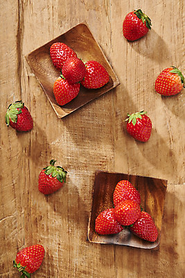 포토 JPG 스튜디오촬영 딸기 실내 누끼 사람없음 여러개 신선 달콤 유기농 나무접시 갈색배경 나무배경 제철과일 국내포토 접시 웰빙 다수 백그라운드 과일 내부 갈색 맛 제철 파일형식
