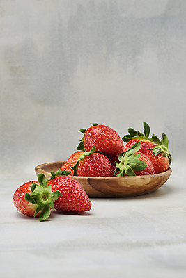 포토 JPG 스튜디오촬영 회색배경 딸기 실내 누끼 사람없음 여러개 신선 달콤 유기농 나무접시 제철과일 국내포토 접시 웰빙 다수 백그라운드 과일 내부 회색 맛 제철 파일형식