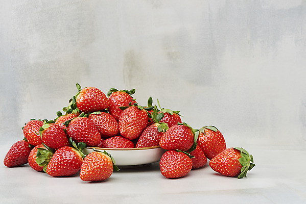 포토 JPG 스튜디오촬영 접시 회색배경 딸기 실내 누끼 사람없음 쌓기 여러개 신선 달콤 유기농 제철과일 국내포토 식기 웰빙 다수 백그라운드 과일 모션 내부 회색 맛 제철 파일형식