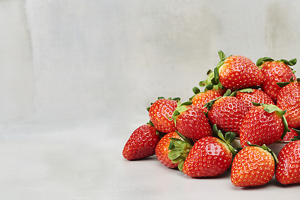 포토 JPG 스튜디오촬영 접시 회색배경 딸기 실내 누끼 사람없음 쌓기 여러개 신선 달콤 유기농 제철과일 국내포토 식기 웰빙 다수 백그라운드 과일 모션 내부 회색 맛 제철 파일형식