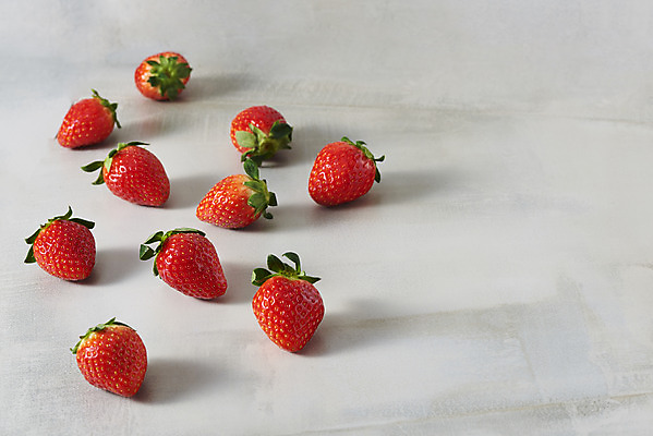 포토 JPG 스튜디오촬영 회색배경 딸기 실내 누끼 사람없음 여러개 신선 달콤 유기농 제철과일 국내포토 웰빙 다수 백그라운드 과일 내부 회색 맛 제철 파일형식