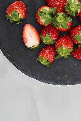 포토 JPG 스튜디오촬영 회색배경 딸기 단면 실내 누끼 사람없음 하이앵글 여러개 신선 달콤 유기농 플랫레이 돌접시 제철과일 국내포토 접시 웰빙 뷰포인트 다수 백그라운드 과일 내부 회색 플랫 맛 제철 파일형식