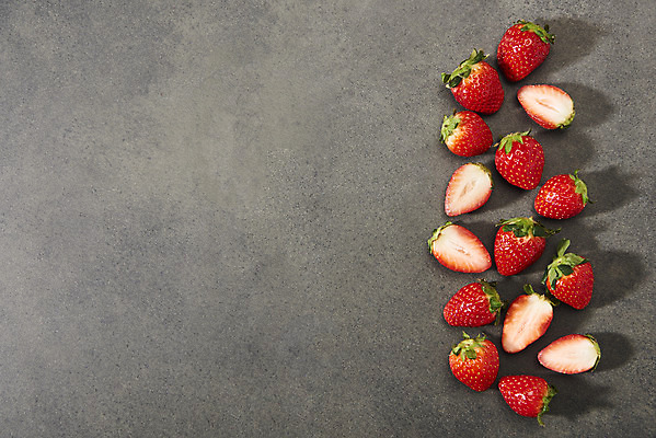 포토 JPG 스튜디오촬영 회색배경 딸기 단면 실내 누끼 사람없음 하이앵글 여러개 신선 달콤 유기농 플랫레이 제철과일 국내포토 웰빙 뷰포인트 다수 백그라운드 과일 내부 회색 플랫 맛 제철 파일형식
